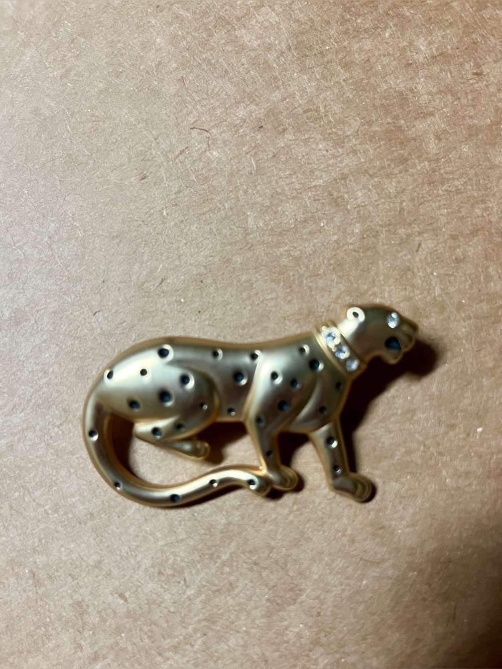 Vintage leopard straight pin/broach
rhinestone eye/collar